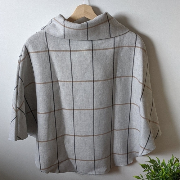 SOLD 🌿SALE 3/$25🌿 S T Y L I S H  Poncho - Picture 6 of 9